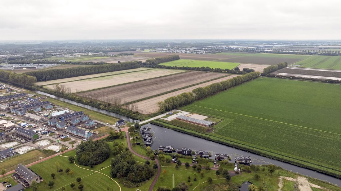 luchtfoto van het gebied. Nu nog landbouw en grasland.
