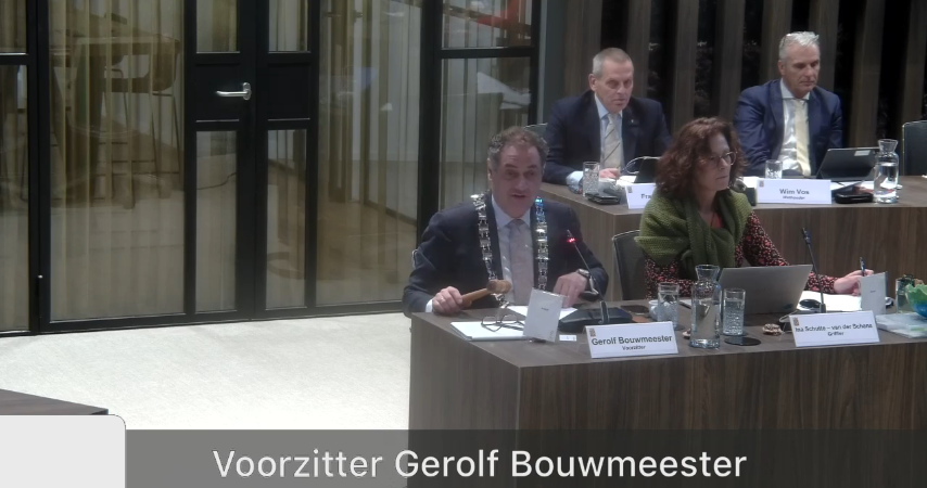 Foto met burgemeester Leusden tijdens vergadering