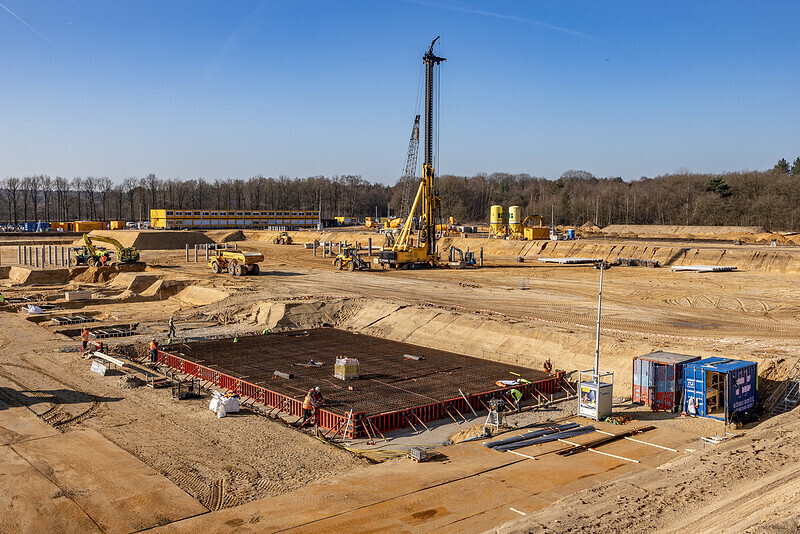 Foto van gewapende grond op de bouwplaats